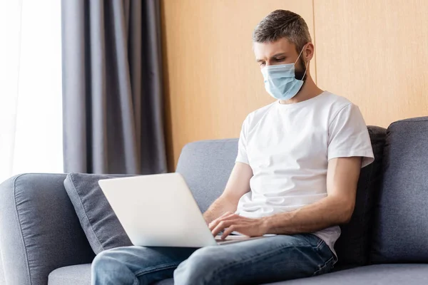 Teleworker Medical Mask Working Laptop Couch Home — Stock Photo, Image