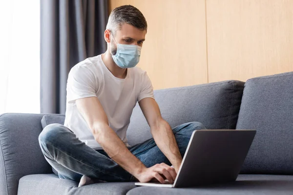 Selectieve Focus Van Telewerker Medisch Masker Met Laptop Terwijl Hij — Stockfoto