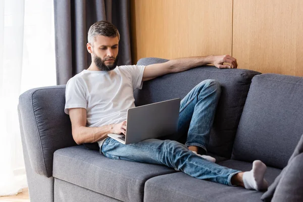 Handsome Man Working Laptop Couch Home — Stock Photo, Image