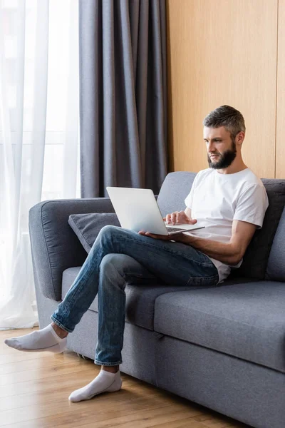 Freelancer Usando Laptop Mientras Está Sentado Sofá Casa — Foto de Stock