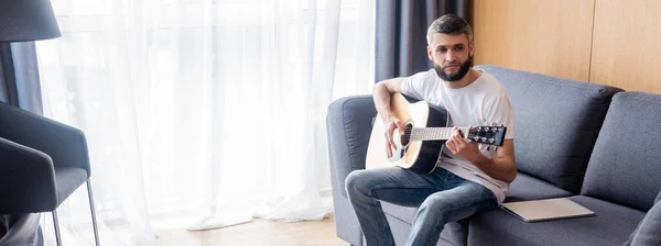 Panoramic Shot Handsome Man Looking Camera While Playing Acoustic Guitar — Stock Photo, Image