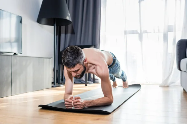 Hemdloser Mann Macht Planke Beim Training Auf Fitnessmatte Hause — Stockfoto