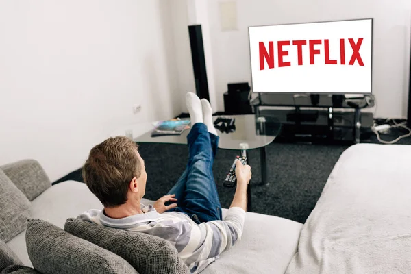 Kyiv Ukraine Nisan 2020 Kotlu Adam Evde Netflix Ile Televizyon — Ücretsiz Stok Fotoğraf