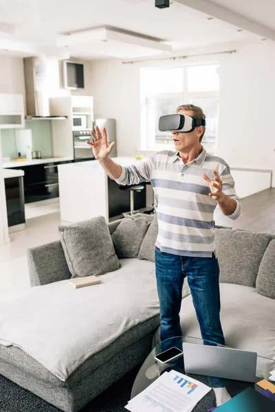Surprised Man Virtual Reality Headset Gesturing Home — Stock Photo, Image