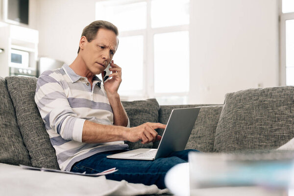 Selective Focus Freelancer Talking Smartphone Pointing Finger Laptop — Stock Photo, Image