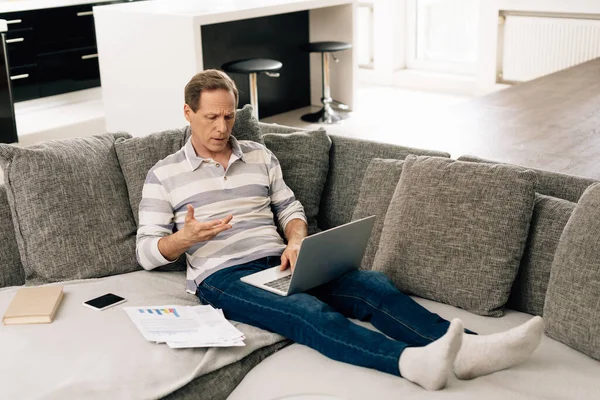 Freelancer Trabajando Desde Casa Haciendo Gestos Cerca Computadora Portátil Casa —  Fotos de Stock