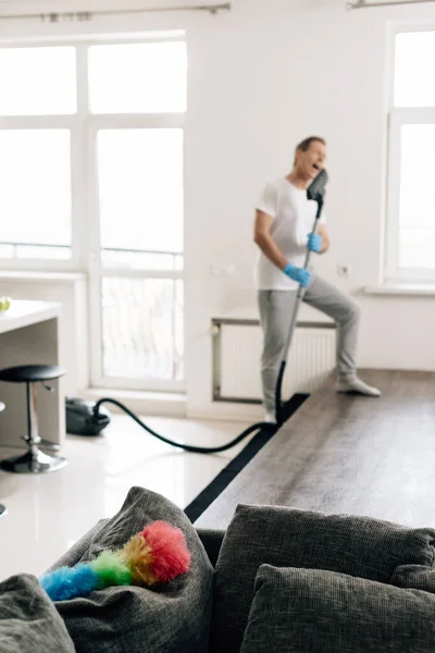 Selective Focus Duster Brush Man Singing While Holding Vacuum Cleaner — Stock Photo, Image