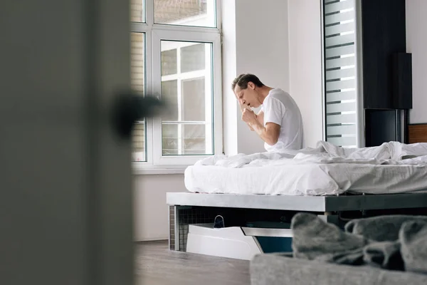 Foyer Sélectif Homme Malade Toussant Tout Étant Assis Sur Lit — Photo