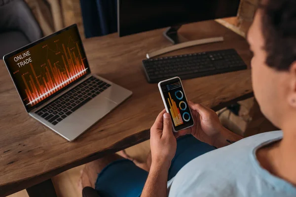Обрезанный Вид Мужчины Фрилансера Работающего Смартфоне Ноутбуке Графикой Интернет Торговлей — стоковое фото