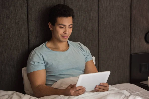 Knappe Gemengde Ras Man Met Behulp Van Digitale Tablet Bed — Stockfoto