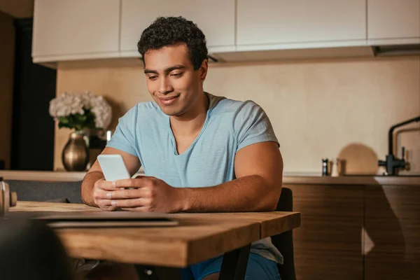 Joven Hombre Raza Mixta Utilizando Teléfono Inteligente Cocina Durante Cuarentena — Foto de Stock