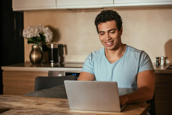 Sonriente Carrera Mixta Freelancer Trabajando Con Ordenador Portátil Cocina Durante — Foto de Stock