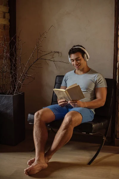 Homem Raça Mista Feliz Ler Livro Enquanto Ouve Música Com — Fotografia de Stock