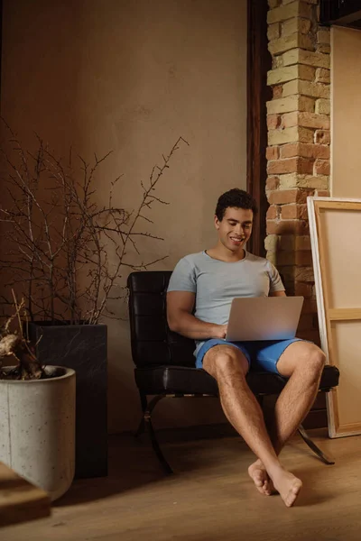 Sorrindo Racial Homem Refrigeração Com Laptop Casa Quarentena — Fotografia de Stock