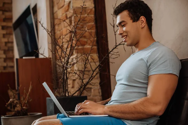 Щасливий Змішана Раса Чоловік Охолоджує Ноутбук Вдома Карантині — стокове фото