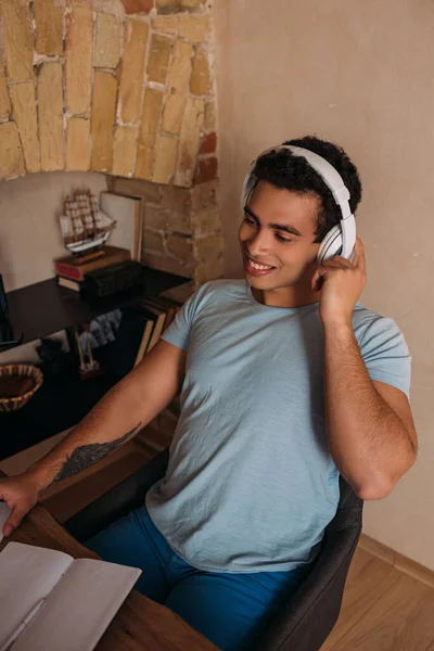 Freelancer Raça Mista Sorrindo Trabalhando Com Fones Ouvido Bloco Notas — Fotografia de Stock