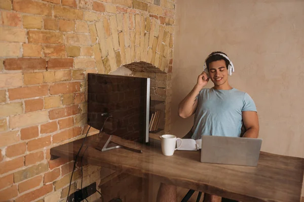 Sonriente Freelancer Raza Mixta Auriculares Que Trabajan Casa Durante Cuarentena — Foto de Stock