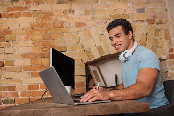 Freelancer Raça Mista Sorrindo Trabalhando Com Laptop Home Office Durante — Fotografia de Stock