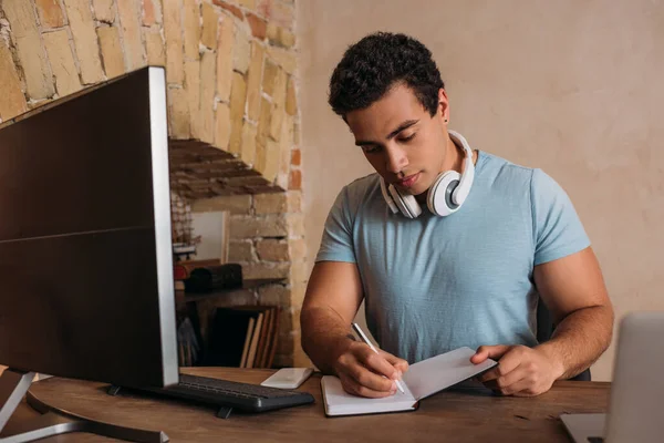 Freelancer Carrera Mixta Escribiendo Bloc Notas Trabajando Oficina Casa Durante — Foto de Stock