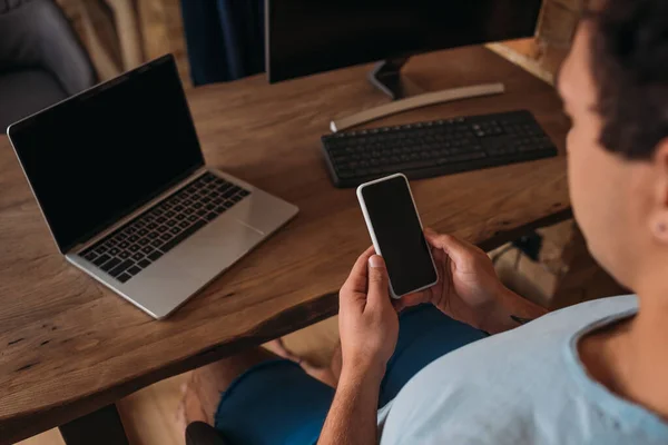 Vue Recadrée Pigiste Masculin Travaillant Avec Smartphone Ordinateur Portable Ordinateur — Photo