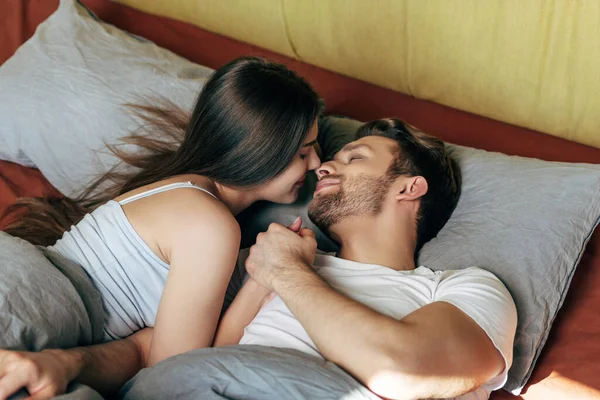 Glückliche Frau Und Fröhlicher Mann Liegen Bett — Stockfoto