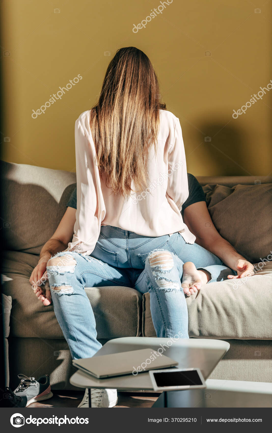 Junges Mädchen masturbiert auf dem Sofa