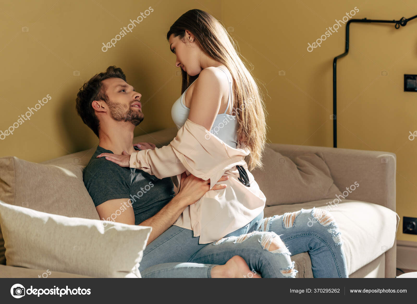 Junges Mädchen masturbiert auf dem Sofa Junges Mädchen masturbiert auf dem Sofa