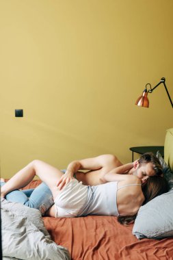 tutkulu bir adam yatak odasında seksi bir kadına dokunuyor. 