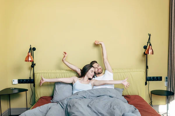 Homem Alegre Mulher Alongando Cama — Fotografia de Stock