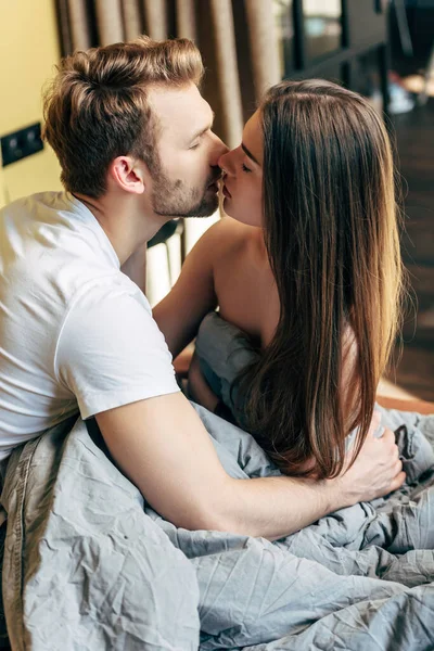 Barbudo Homem Com Fechado Olhos Beijando Atraente Sensual Namorada Quarto — Fotografia de Stock