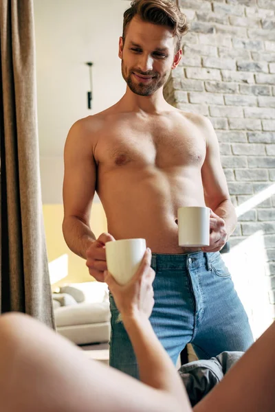 Enfoque Selectivo Hombre Feliz Musculoso Dando Taza Mujer Dormitorio — Foto de Stock