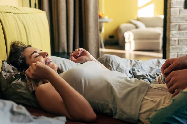 Enfoque Selectivo Del Hombre Desnudando Chica Feliz Cama — Foto de Stock