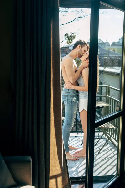 Selectieve Focus Van Shirtless Man Zoenen Vriendin Balkon — Stockfoto