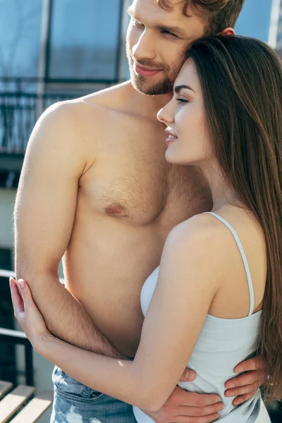Hombre Feliz Sin Camisa Abrazándose Con Chica Atractiva Balcón — Foto de Stock