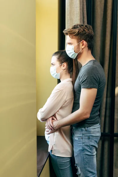 Selective Focus Man Hugging Girl Medical Mask — Stock Photo, Image