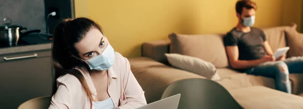 Tıbbi Maskeli Bir Kızın Panoramik Tarlası Evdeki Adamın Yanındaki Kameraya — Stok fotoğraf