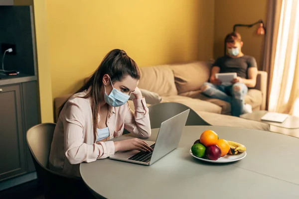 Enfoque Selectivo Freelancer Máscara Médica Utilizando Portátil Cerca Frutas Hombre — Foto de Stock