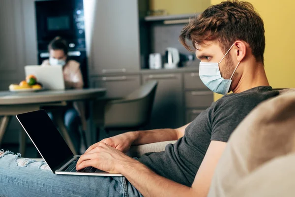 Foco Seletivo Freelancer Máscara Médica Usando Laptop Com Tela Branco — Fotografia de Stock