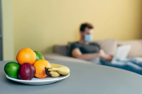 Foco Seletivo Frutas Prato Perto Freelancer Trabalhando Casa — Fotografia de Stock