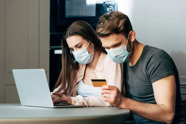 Man Medical Mask Holding Credit Card While Sitting Laptop Girl — Stock Photo, Image