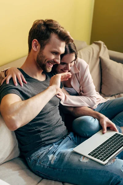 Happy Couple Watching Movie Laughing Laptop — Stock Photo, Image