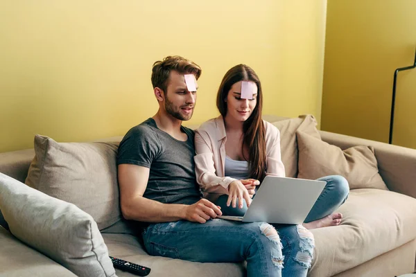 Couple Sticky Notes Foreheads Playing Online Game Laptop — Stock Photo, Image