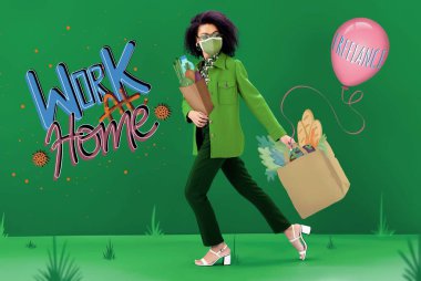 Tıbbi maskeli şık Afro-Amerikan kadın yeşil arka planda resimli alışveriş torbalarıyla yürüyor, ev illüstrasyonunda çalışıyor.