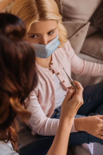 Overhead View Child Medical Mask Looking Mother Thermometer Living Room — Stock Photo, Image