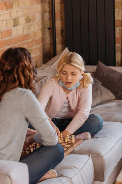 Selectieve Focus Van Kind Medisch Masker Schaken Met Moeder Woonkamer — Stockfoto