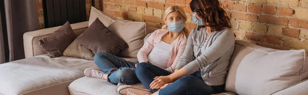 Panoramic Orientation Mother Daughter Medical Masks Sitting Couch Home — Stock Photo, Image