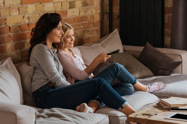 Zijaanzicht Van Lachend Kind Kijken Buurt Van Moeder Bank — Stockfoto