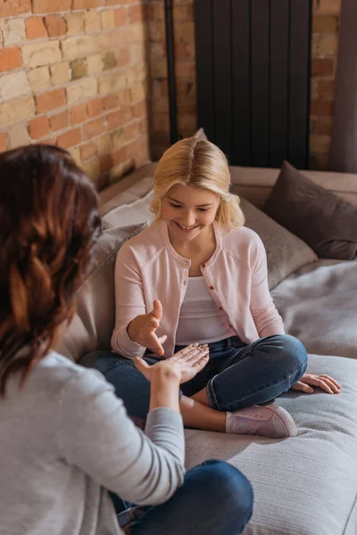 Selektivt Fokus Positiv Unge Spelar Sten Papper Sax Med Mamma — Stockfoto