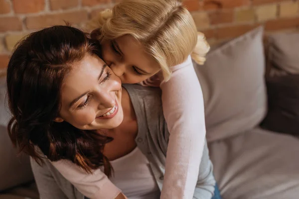 Niño Besar Sonriente Madre Sofá Casa — Foto de Stock