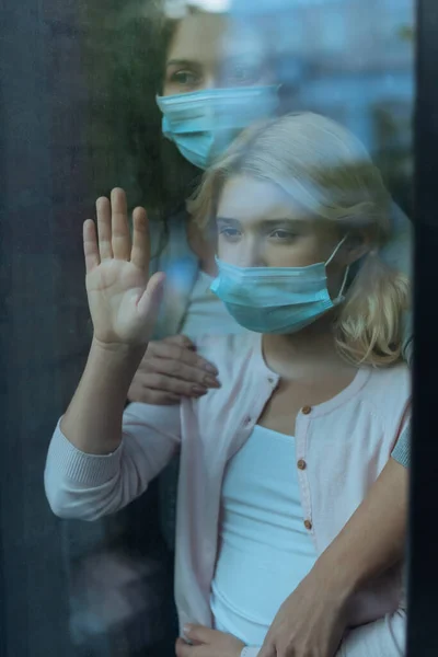 Selectieve Focus Van Moeder Medisch Masker Omarmen Kind Buurt Venster — Stockfoto